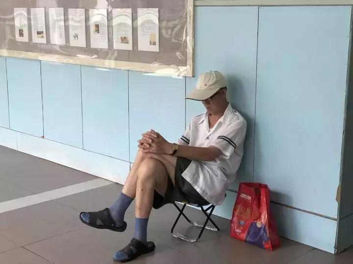 最恨放暑假！杭州陪读12年爷爷吐槽：每天早七晚九，实在受不了