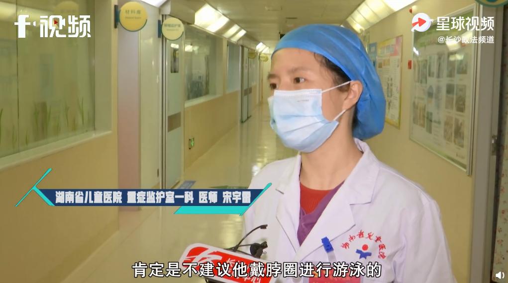 给婴儿戴游泳颈圈的方法,婴儿店如何给游泳的婴儿戴脖圈