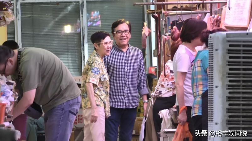 姜大卫与妻买菜做“小绵羊”!全程负责拿东西,结婚46年恩爱如初