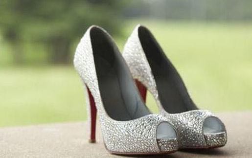 解决新鞋磨脚的小方法,鞋子小脚趾部位磨脚解决方法大全