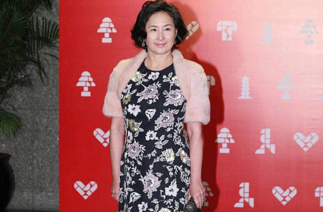 何超琼穿蓝色西装a字裙 (何超琼年轻时的时尚衣装)