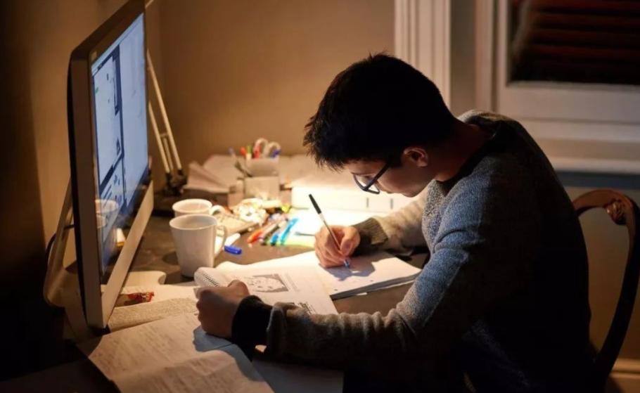 初中生每晚熬夜做作业怎么办,初中生每天熬夜写作业到凌晨两点