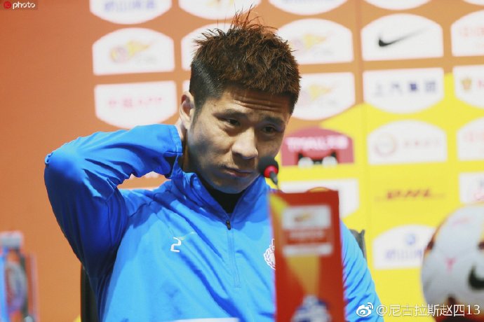 中超跪着感谢球迷,中超球员跪地谢罪