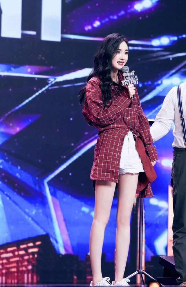 杨幂红大衣配高筒靴搭配图,杨幂秋冬日常穿搭长靴