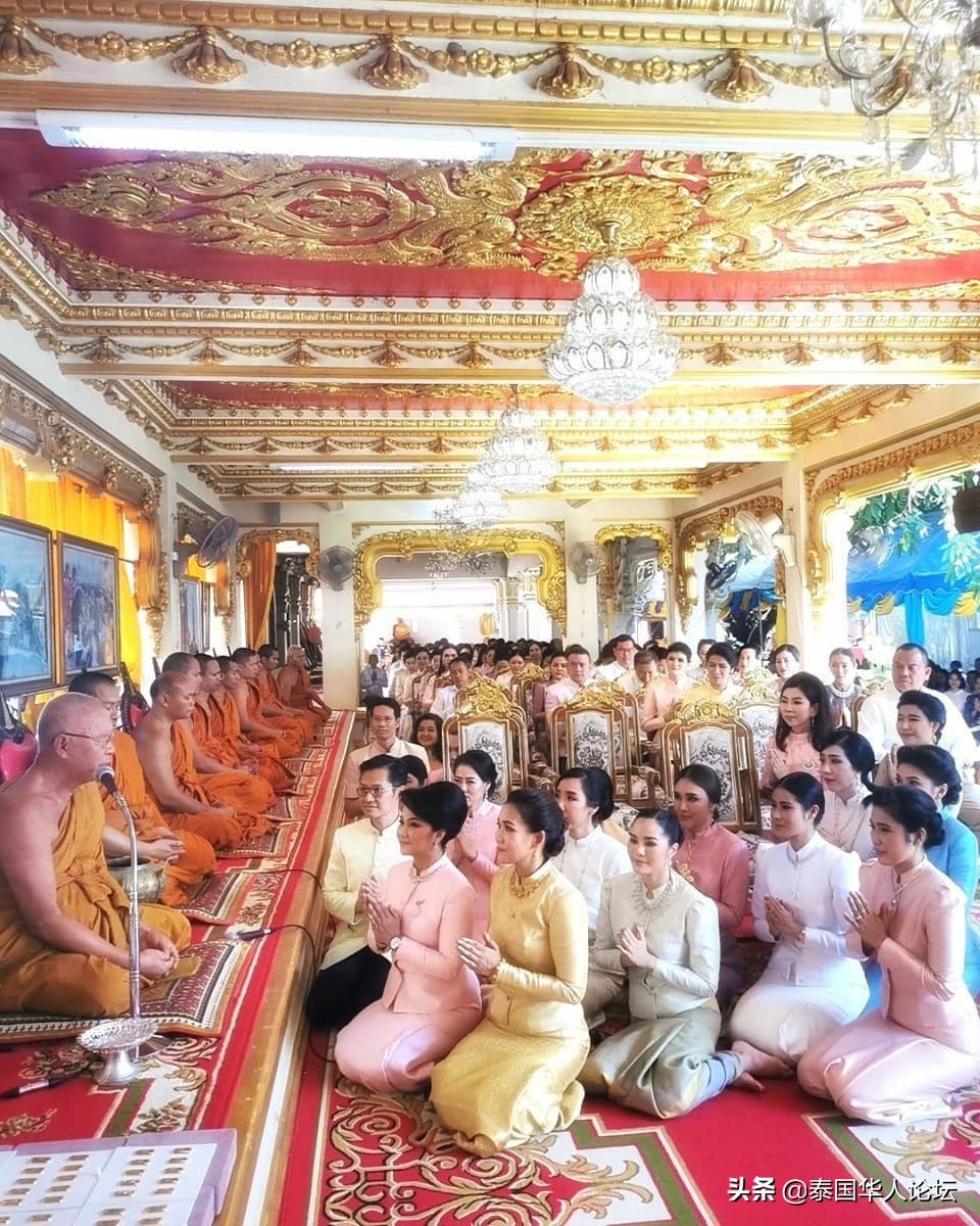 大手笔!泰国名主持敬献100铢黄金为佛寺镀金