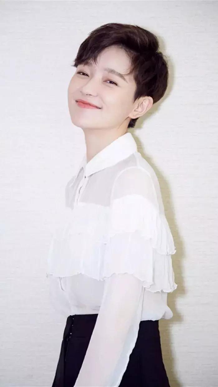 碎发太多怎么扎好看,扎高马尾额头前面碎发太多怎么办