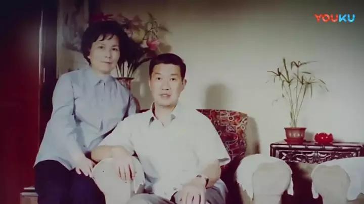 90岁夫妇恋爱日常，诠释了“与子偕老”：我忘了全世界，但记得你