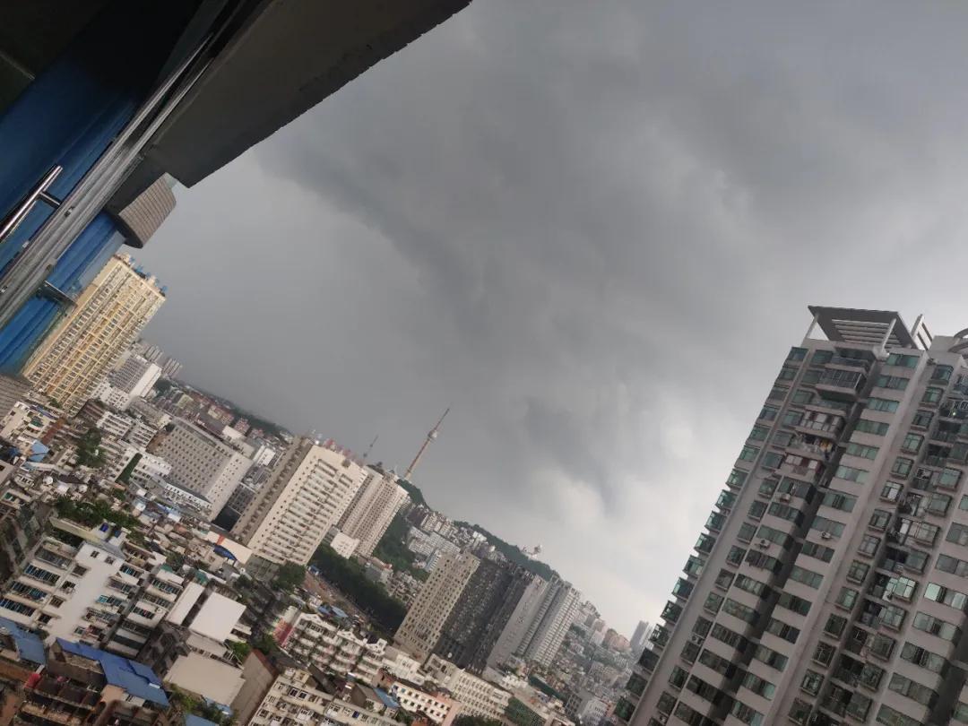 贵阳特大暴雨预警,贵阳市气象台回应下冰雹