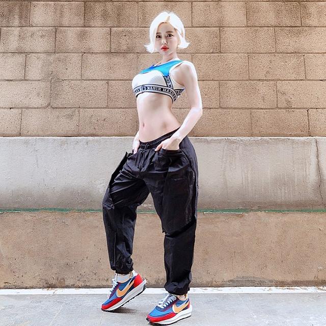 出生就很正的「母胎佳人」！还是个会打碟的球鞋收藏家