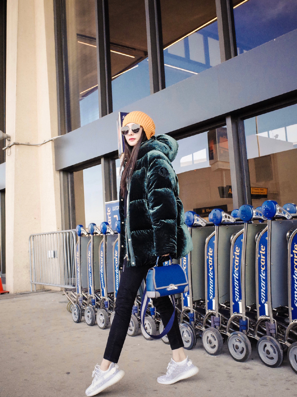 杨幂机场三道杠小白鞋,杨幂全黑look现身机场