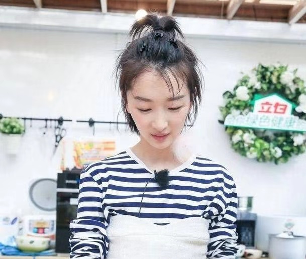 周冬雨穿抹胸黄色礼服,周冬雨穿抹胸衣评论