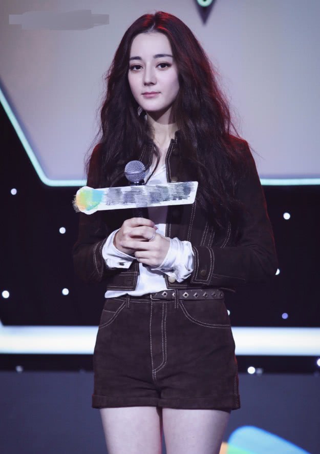 这种“蚂蚁鞋”一般人都穿不了，热巴穿出时尚范，气场3米！