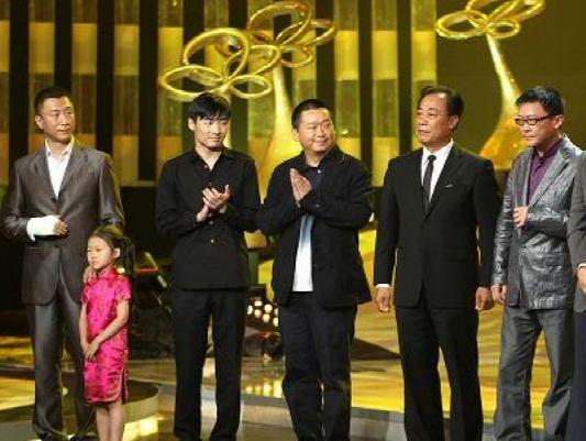 潜伏首播是哪一年,潜伏电视剧中真正的逃犯是谁