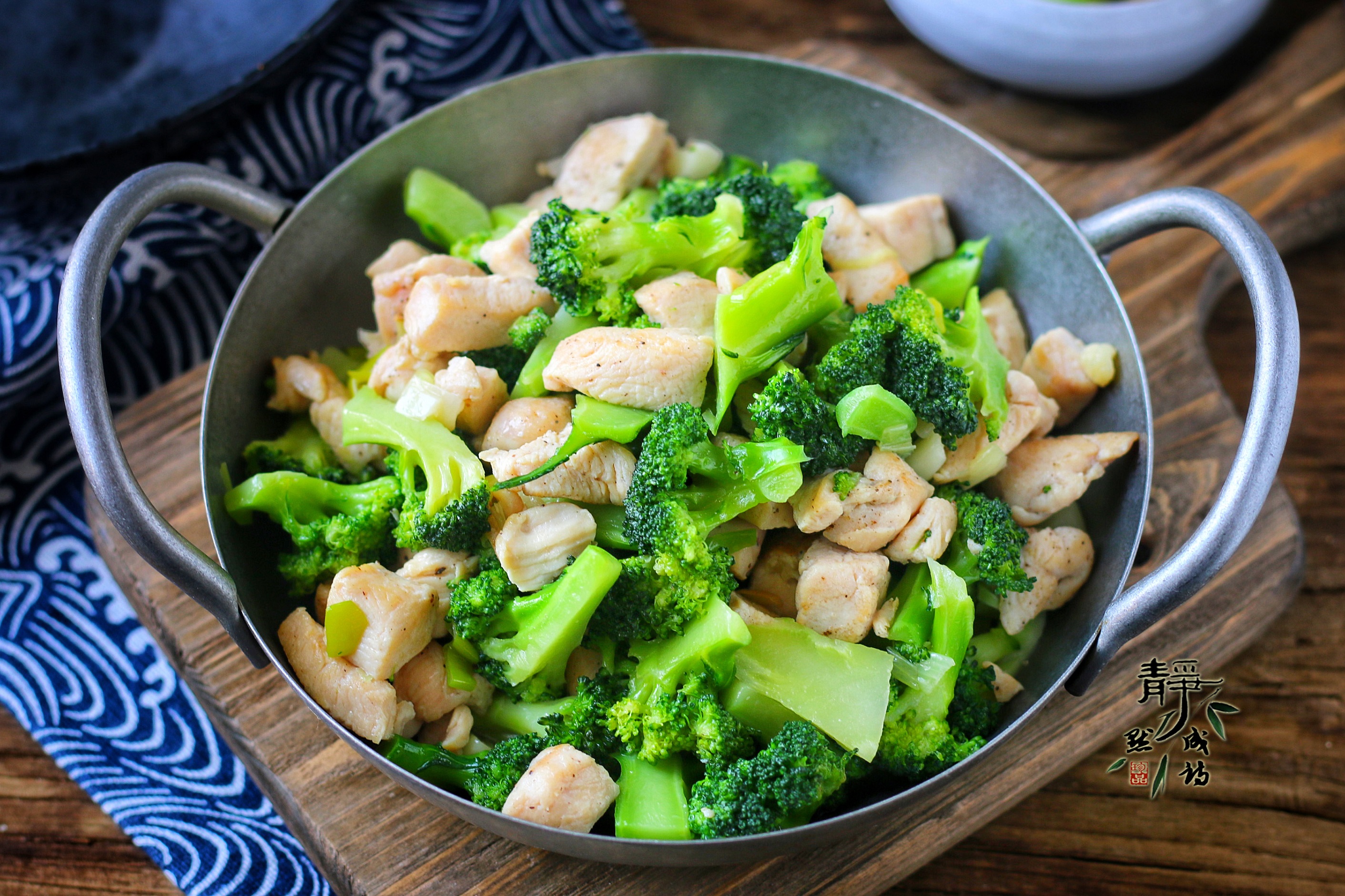 鸡胸肉早上怎么吃好吃,天热了鸡吃什么好