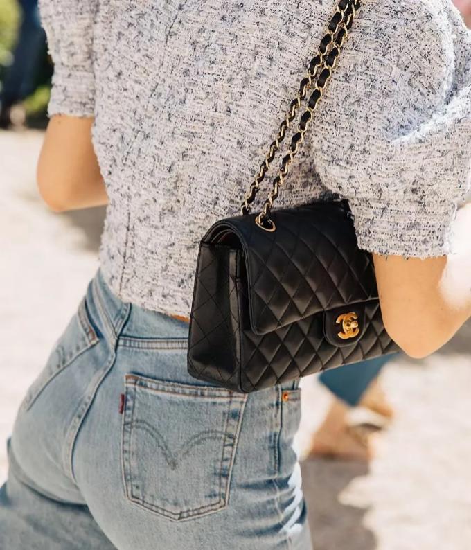 香奈儿和lv的包哪个保值,香奈儿升值款式有哪些