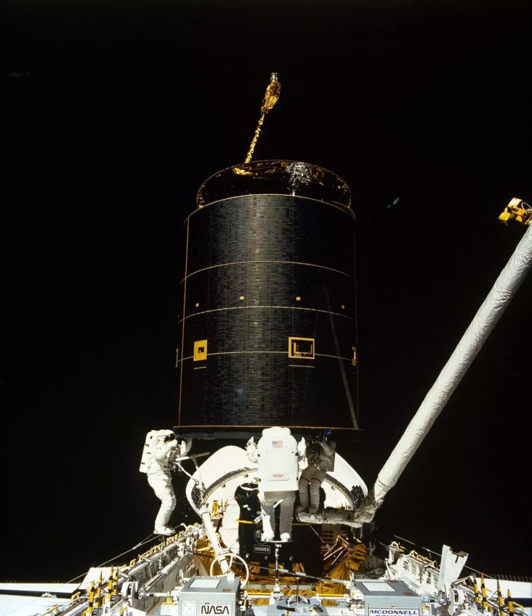 太空徒手抓卫星？玩命的宇航员到底在干什么？