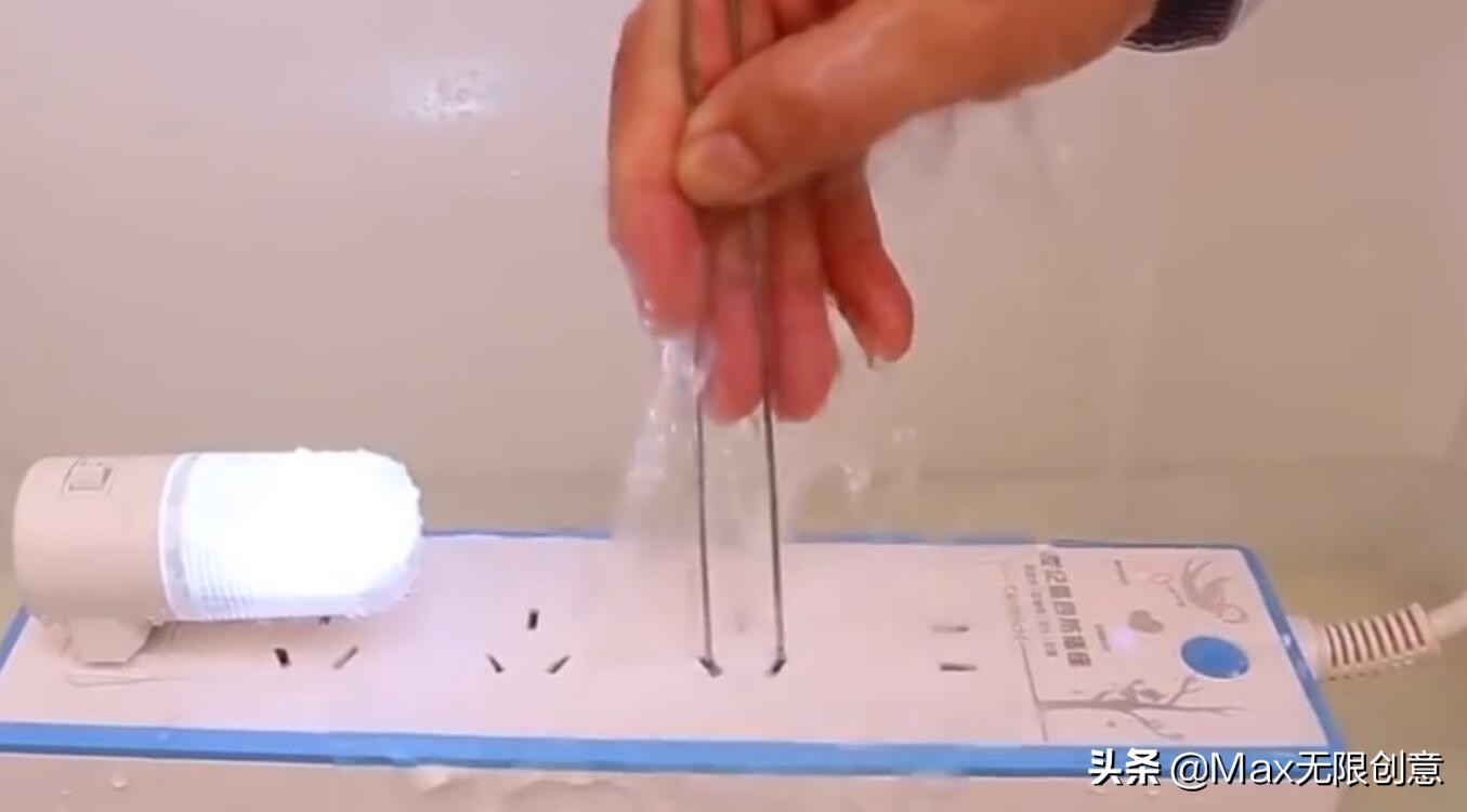 中国小伙造防水插座，实现水中绝缘通电，它是什么原理