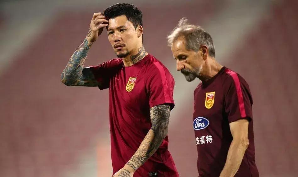 伊朗帅将弃印+腰损，国足关键抢开局