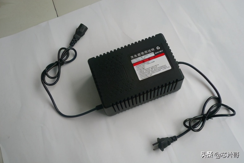 用劣质的充电器给电动车充电,劣质电动车充电器对电路的危害