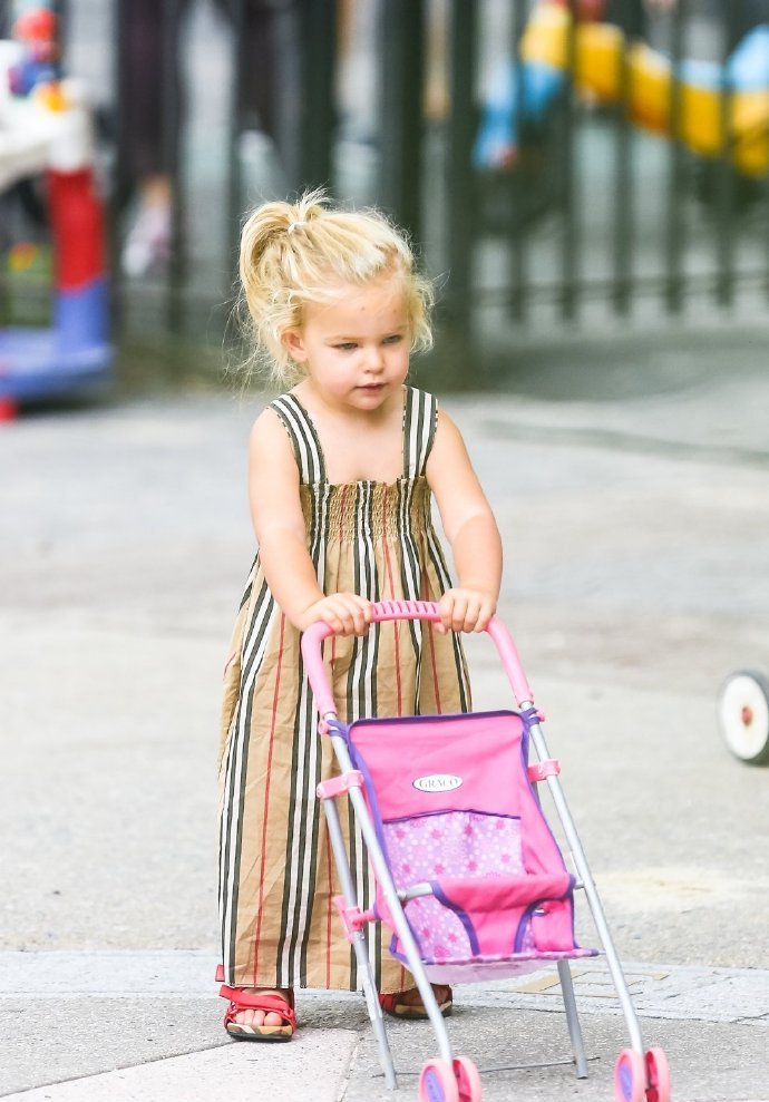 伊莲娜最新出街,伊莲娜带女儿出街