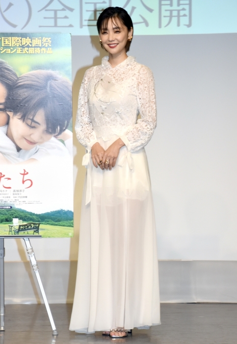 仓科加奈穿着透明感十足的裙子