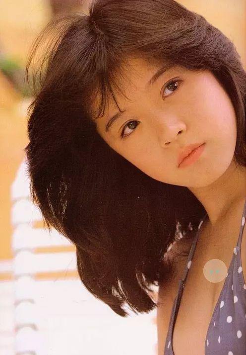 昔日美人王祖贤现身香港,一张照片变身港风女神王祖贤