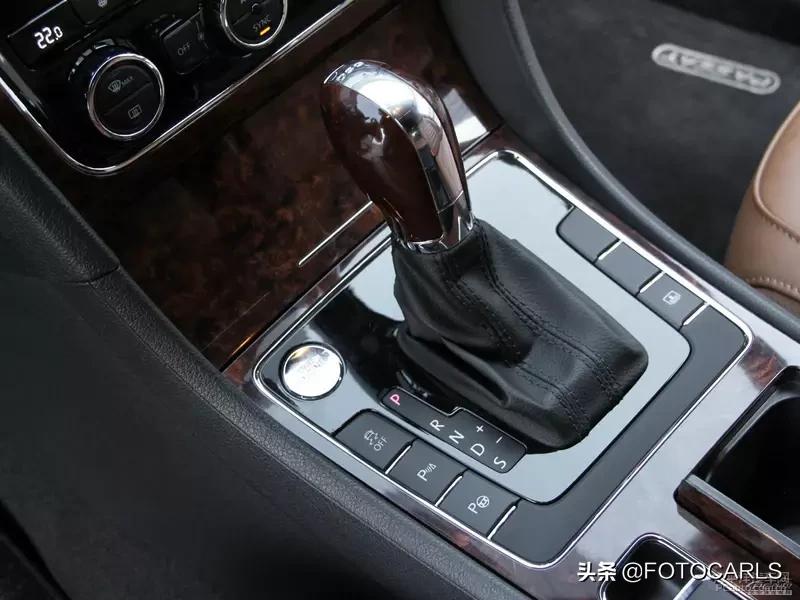 大众帕萨特3.0v6旗舰版,大众帕萨特2023最新款顶配落地价