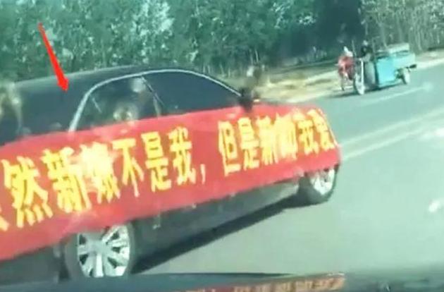 凯迪拉克尾随迪奥婚庆车队，横幅字字珠心，求新娘心理阴影面积