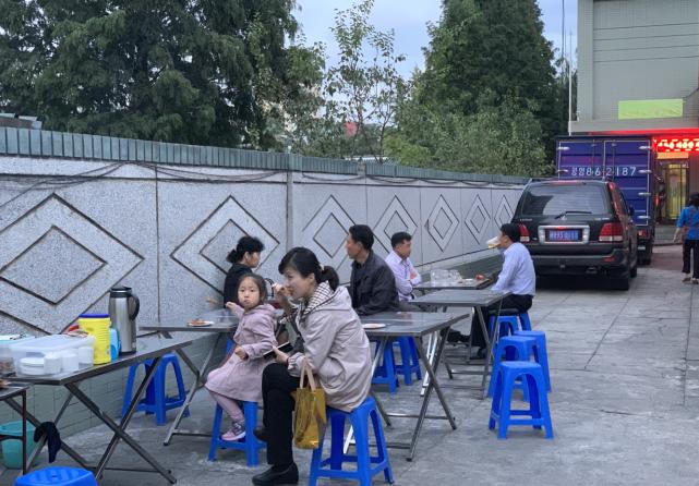 朝鲜百姓做生意，进货渠道很重要，没有本钱也不行