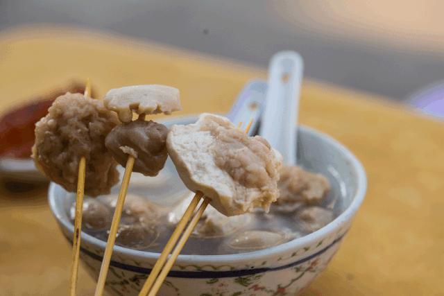 你们还记得学校门口的小吃摊儿么,小学生门口小吃摊物价究竟多离谱