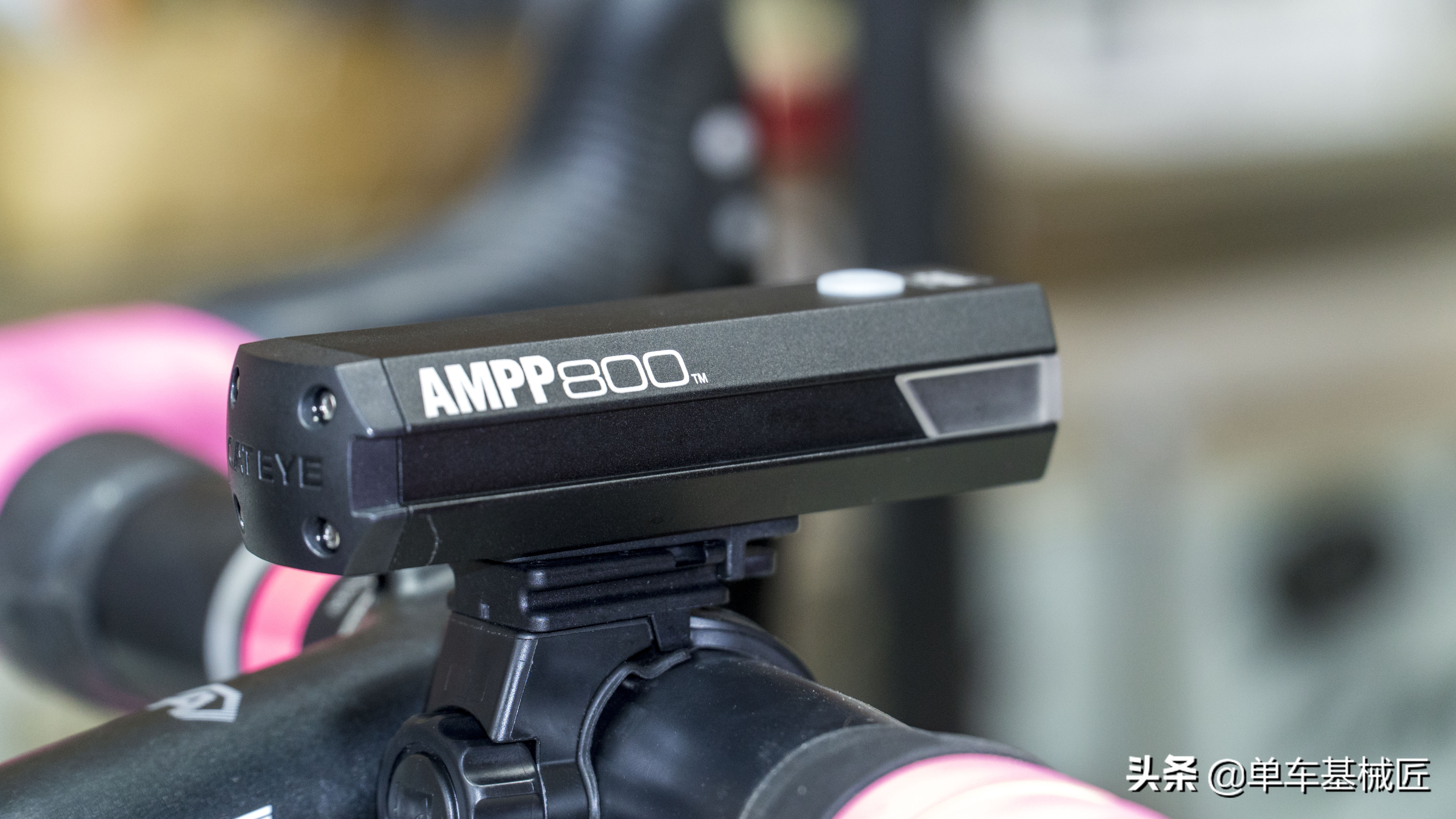 猫眼的信号灯闪红色怎么回事,猫眼上的灯为什么有时会亮