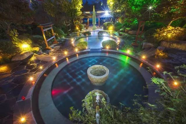 冷冷冬日泡着暖暖的温泉,阴冷潮湿的天气里泡个温泉