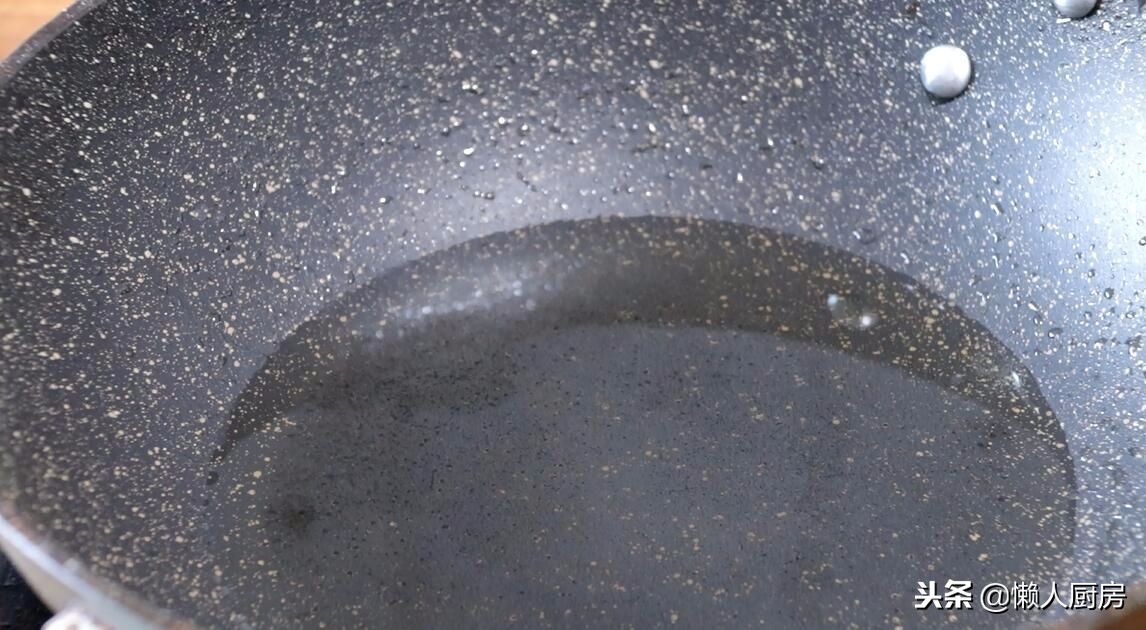 大白虾的虾尾怎么做,吃小河虾时如何留下完整的虾壳