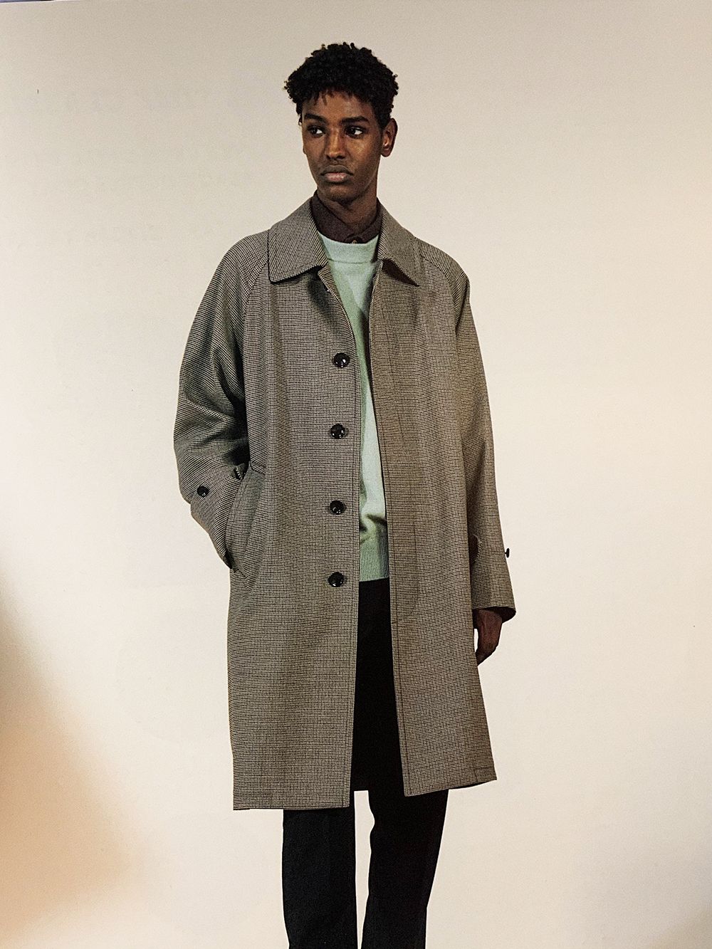 深卡其色大衣内搭什么颜色毛衣,格子大衣内搭什么颜色的毛衣好