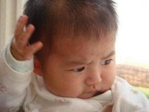 宝宝睡觉总是用手抓头怎么回事,宝宝睡觉抓妈妈手指