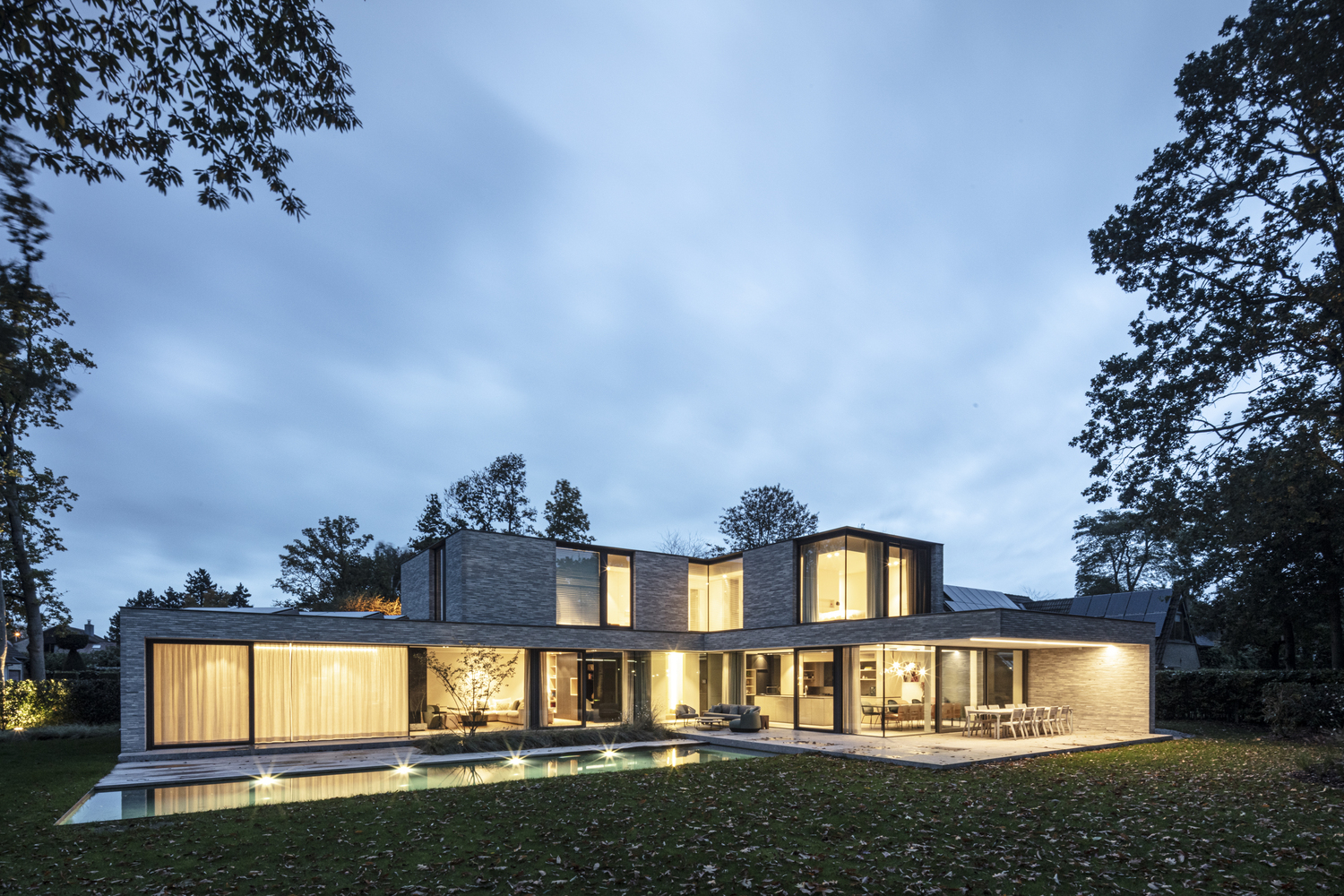 住宅设计：整个一楼都做成了落地窗，这栋别墅的结构太特别了