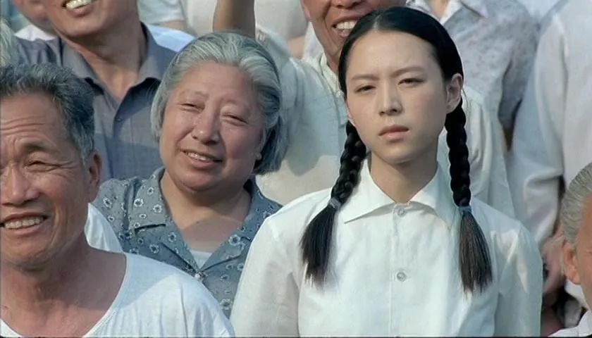 地位与张艺谋不相上下,他第一次做导演,扯掉了理想主义的遮羞布