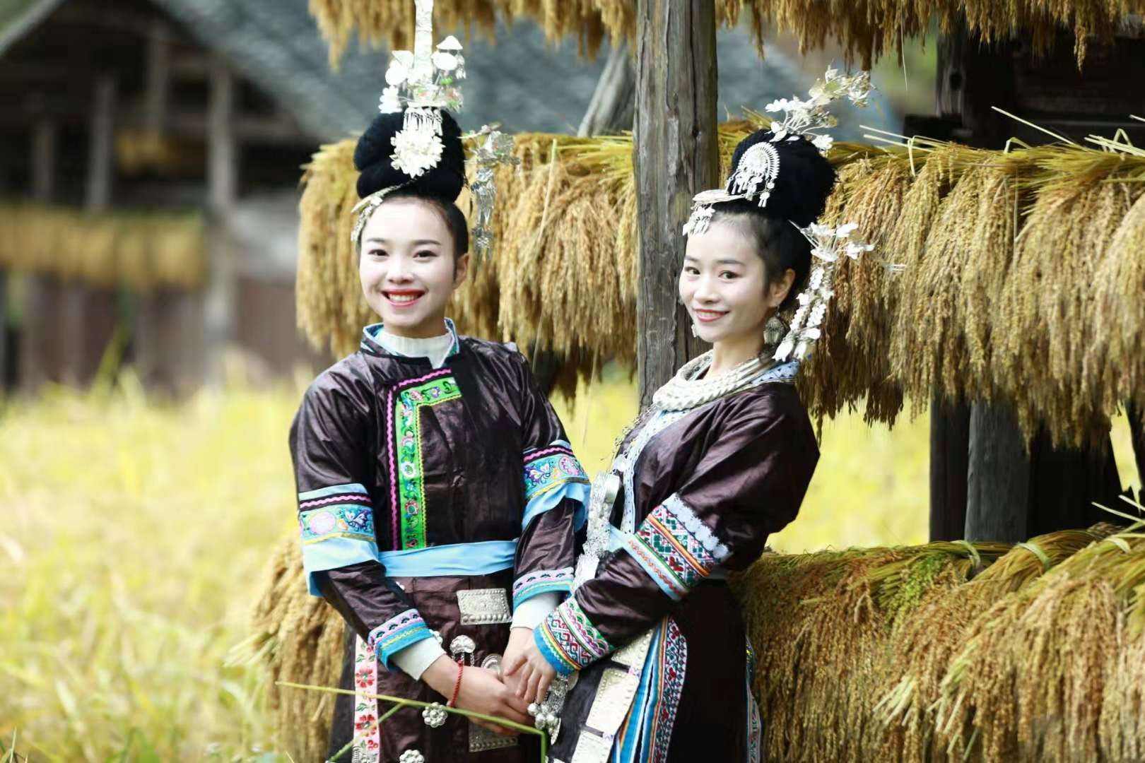 33年前，那个被印在第四版新钞上的侗族女孩，后来怎么样了？