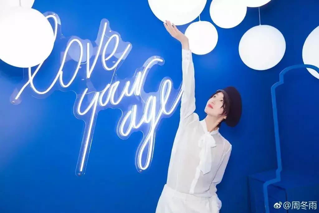 帽子围巾一体的戴起来很暖和,帽子围巾好时髦