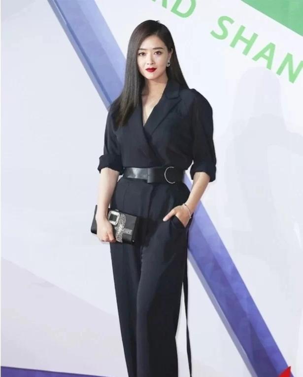 关晓彤马思纯蒋欣张雨绮礼服,张雨绮和蒋欣肩膀宽