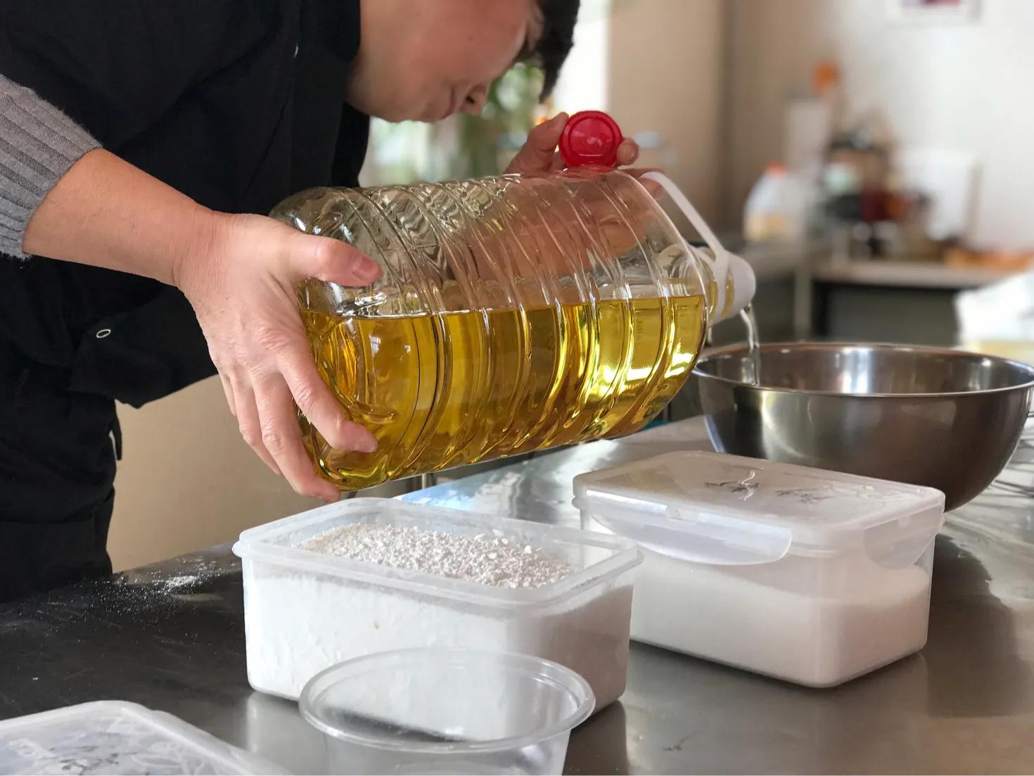 如何自制戚风蛋糕卷,草莓酱戚风蛋糕卷做法烤箱