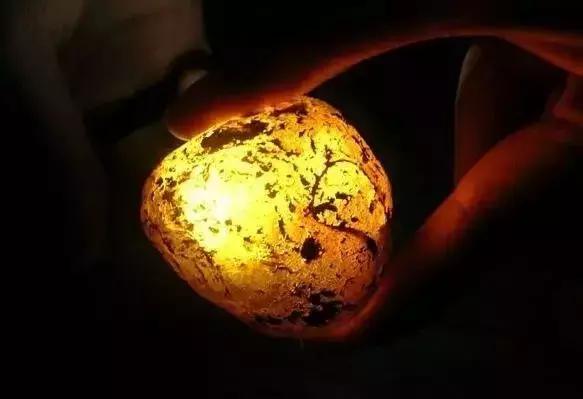 捡到这样的石头千万别扔桌子,遇到这样的石头赶紧捡