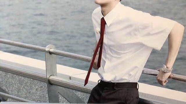 白衬衫在男生身上，为什么会有这么大的魅力？