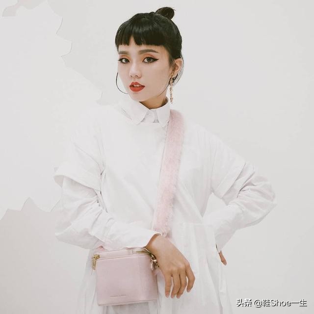 小ck包迪丽热巴同款,迪丽热巴背的迪奥斜挎包