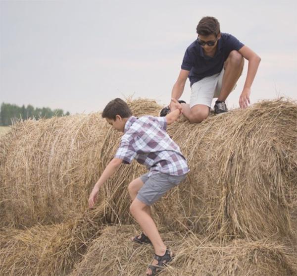 两岁宝宝走路摇晃，还弯腰屈膝，吓坏妈妈，去了奶奶家真相大白