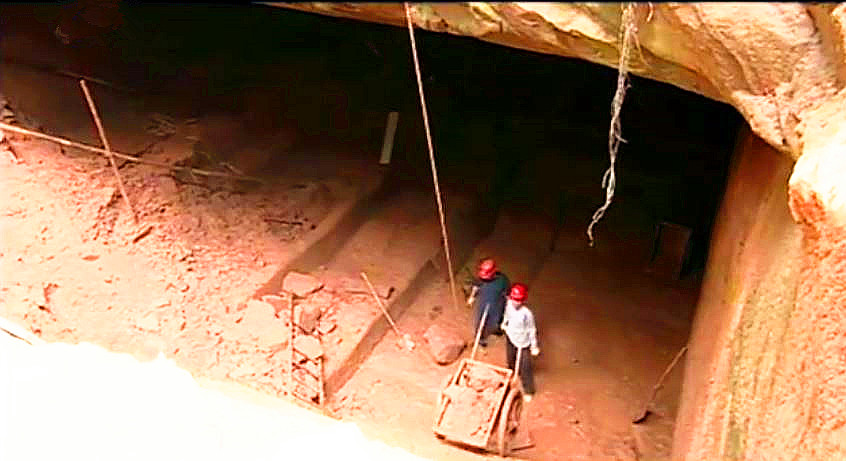 小水塘下藏着巨大山洞,水塘抽干水后专家竟然发现宫殿