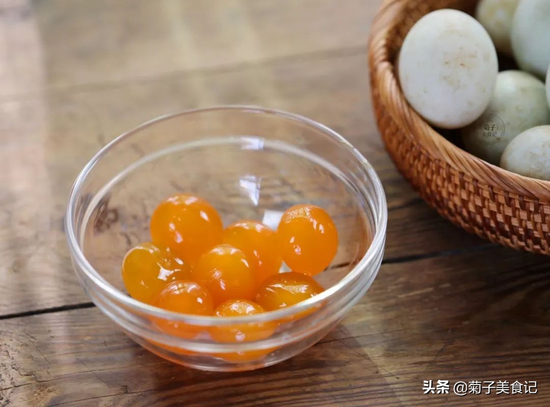 家庭版腌制咸鸭蛋的做法,家庭咸鸭蛋好吃的腌制方法