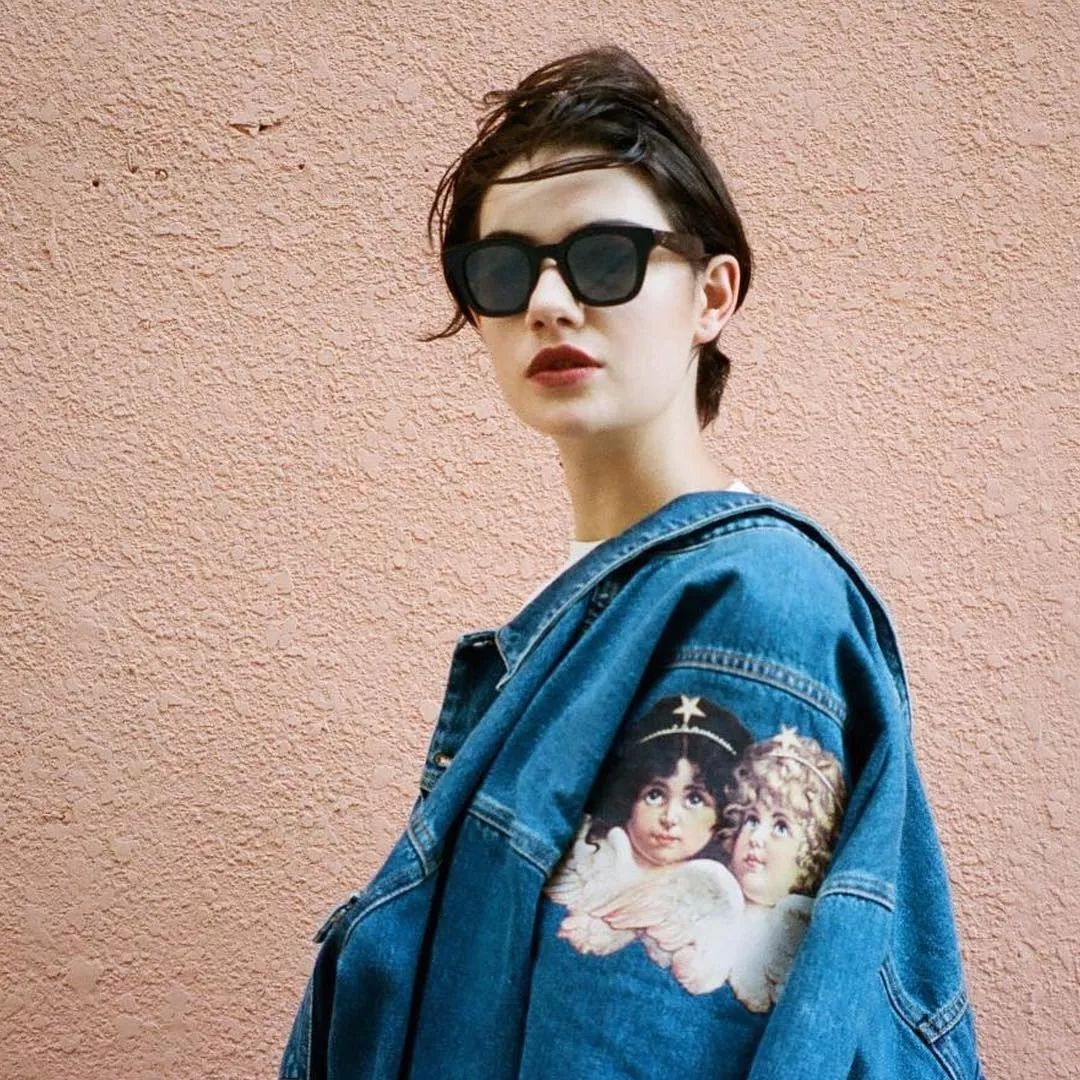 人间芭比lisa白色衣服跳舞,人间芭比lisa穿蓝衣服跳舞