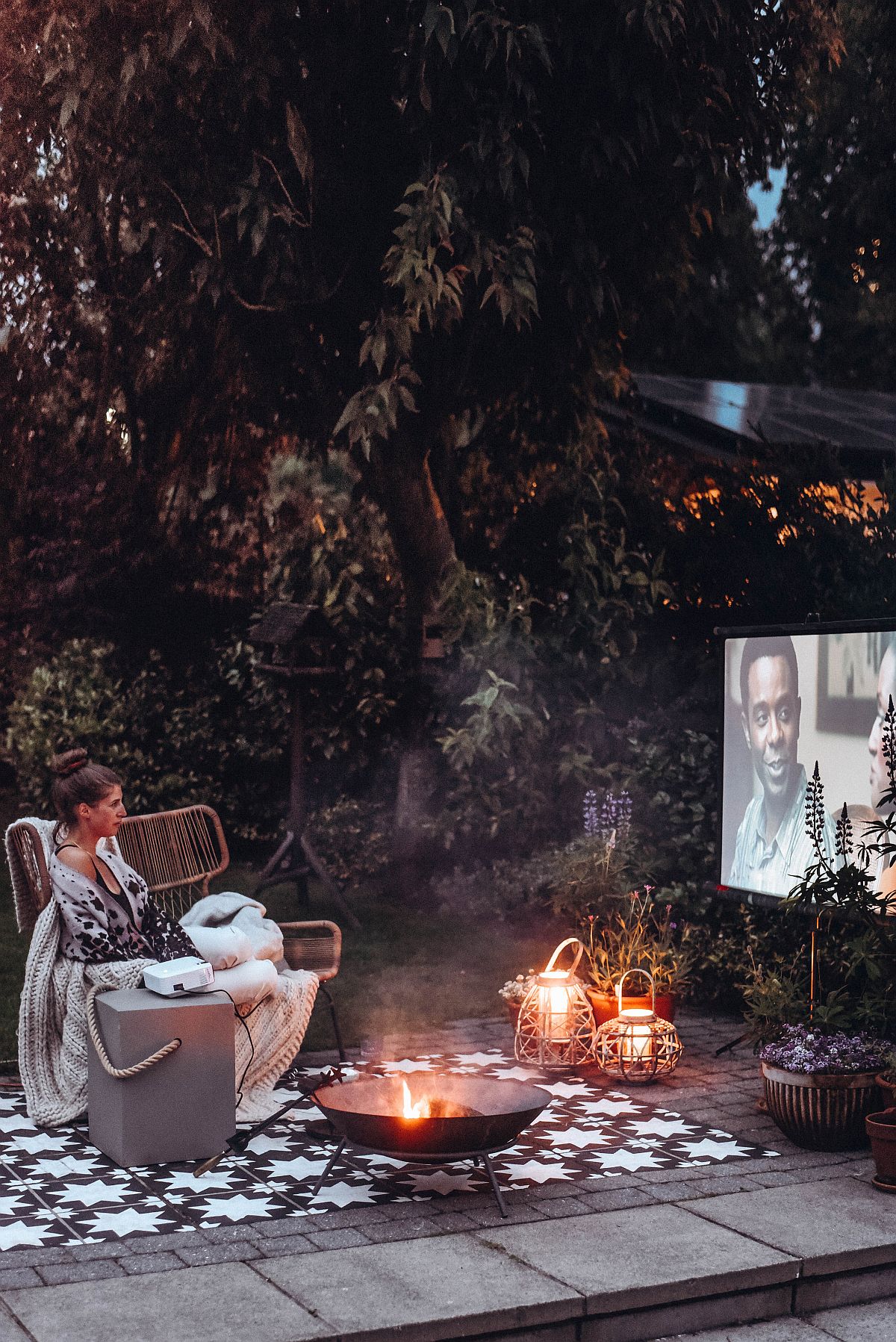 尽享奢华的户外电影体验：在家中创造一个浪漫的花园电影院