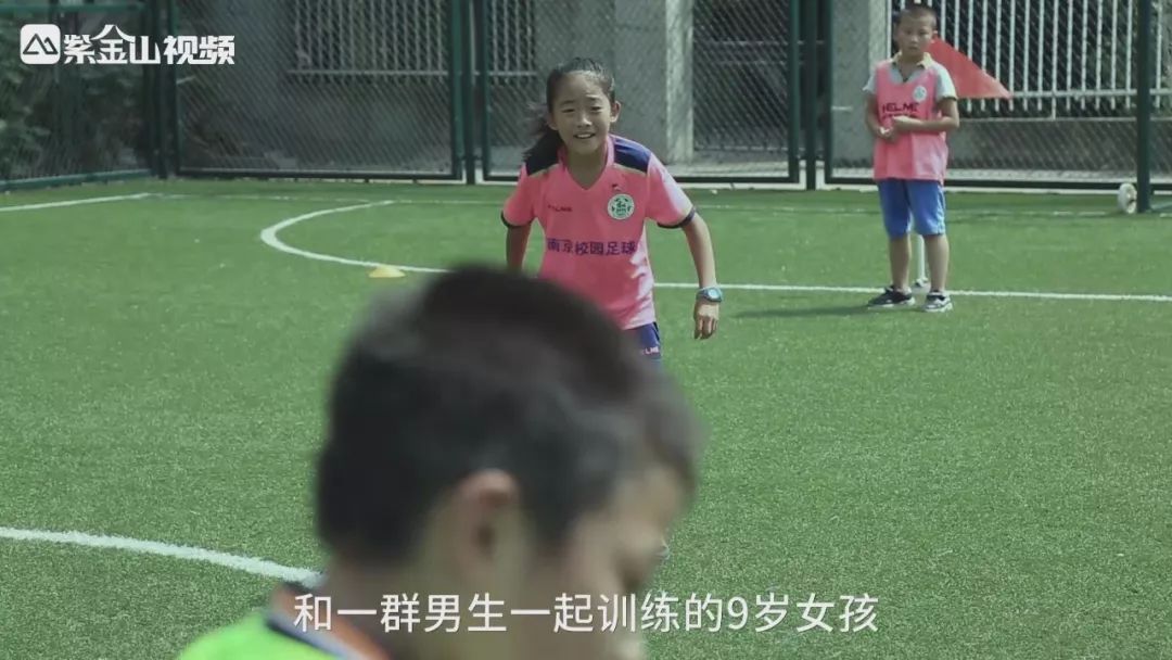 一个小女孩和她的梦,一个女孩的足球梦